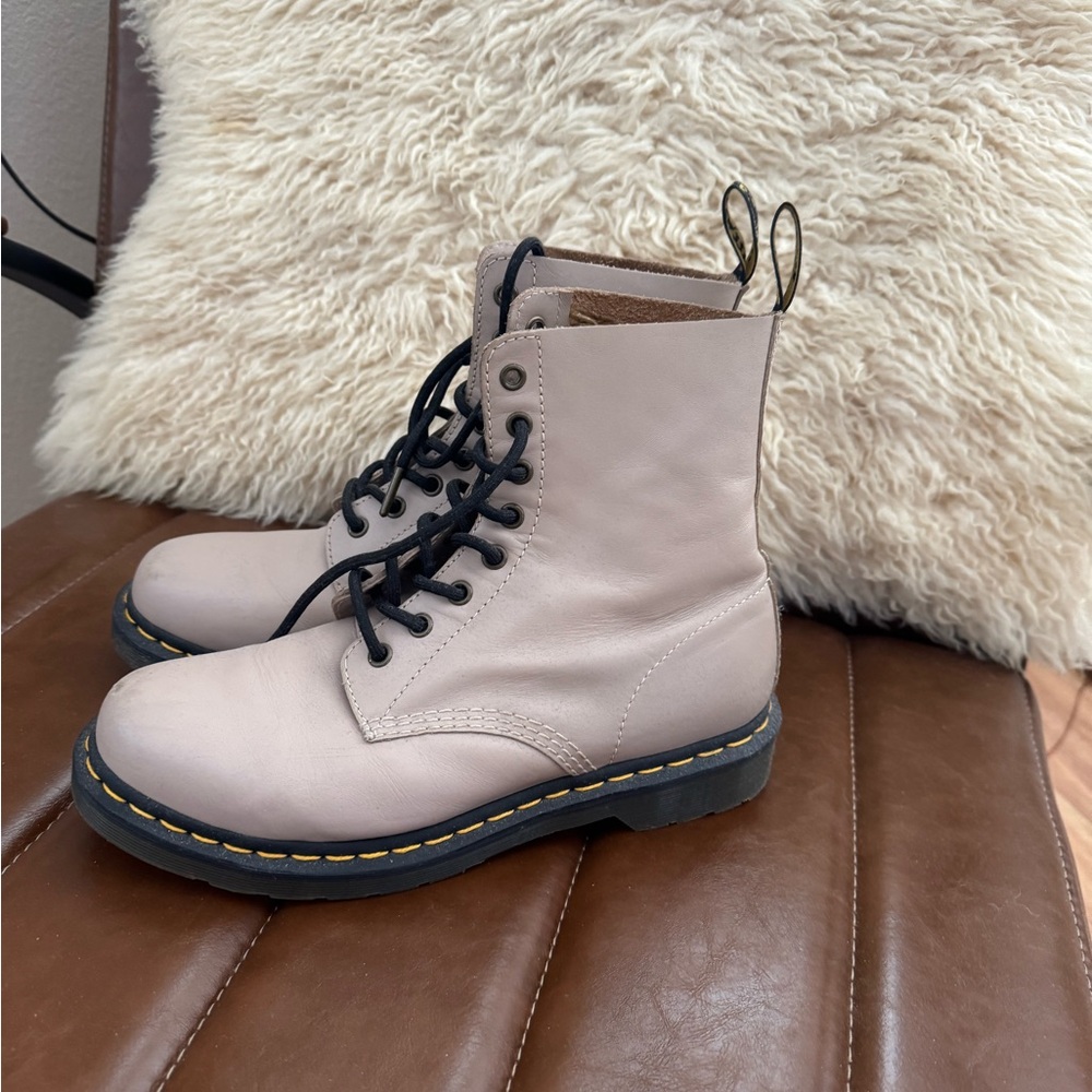 Cream Lace-Up Dr Marten Boots sz 9